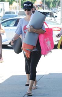 Kaley Cuoco feet photo thumbnail