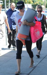 Kaley Cuoco feet photo thumbnail