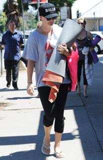 Kaley Cuoco feet photo thumbnail