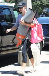 Kaley Cuoco feet photo thumbnail