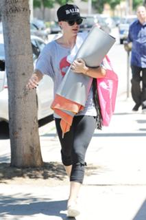 Kaley Cuoco feet photo thumbnail