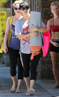 Kaley Cuoco feet photo thumbnail