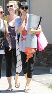 Kaley Cuoco feet photo thumbnail
