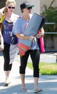 Kaley Cuoco feet photo thumbnail