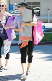 Kaley Cuoco feet photo thumbnail