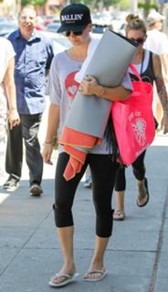 Kaley Cuoco feet photo thumbnail