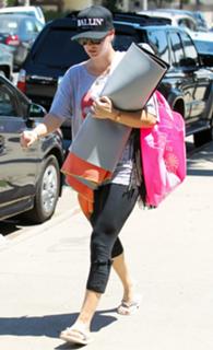 Kaley Cuoco feet photo thumbnail
