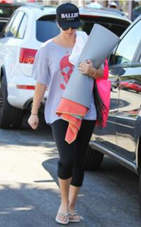 Kaley Cuoco feet photo thumbnail