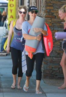 Kaley Cuoco feet photo thumbnail