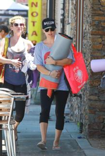 Kaley Cuoco feet photo thumbnail