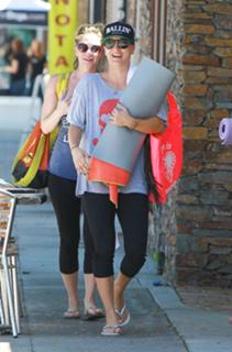 Kaley Cuoco feet photo thumbnail