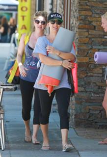Kaley Cuoco feet photo thumbnail
