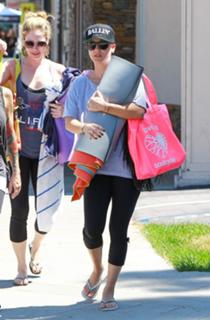 Kaley Cuoco feet photo thumbnail