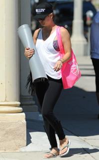 Kaley Cuoco feet photo thumbnail