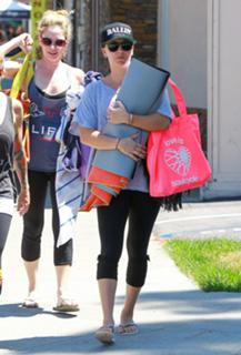 Kaley Cuoco feet photo thumbnail