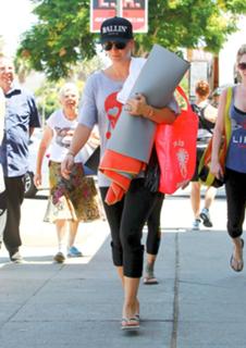 Kaley Cuoco feet photo thumbnail