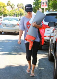 Kaley Cuoco feet photo thumbnail