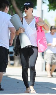 Kaley Cuoco feet photo thumbnail