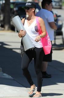 Kaley Cuoco feet photo thumbnail
