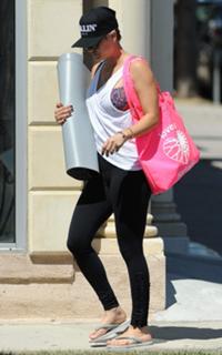 Kaley Cuoco feet photo thumbnail