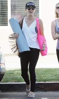 Kaley Cuoco feet photo thumbnail