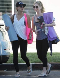 Kaley Cuoco feet photo thumbnail