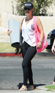 Kaley Cuoco feet photo thumbnail