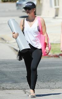 Kaley Cuoco feet photo thumbnail