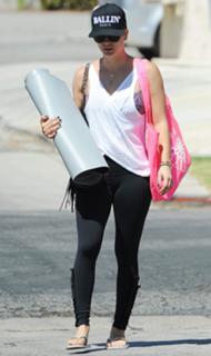 Kaley Cuoco feet photo thumbnail