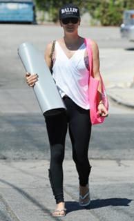 Kaley Cuoco feet photo thumbnail