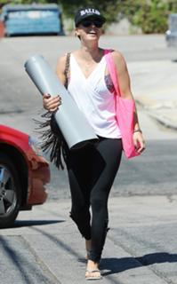 Kaley Cuoco feet photo thumbnail