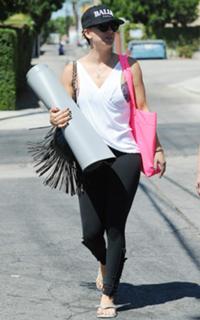 Kaley Cuoco feet photo thumbnail