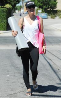 Kaley Cuoco feet photo thumbnail
