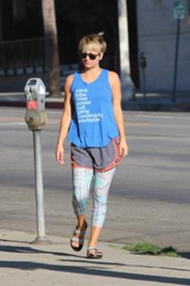 Kaley Cuoco feet photo thumbnail