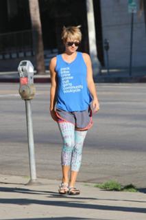 Kaley Cuoco feet photo thumbnail