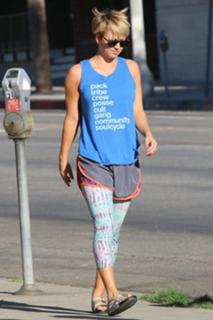 Kaley Cuoco feet photo thumbnail