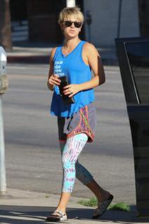 Kaley Cuoco feet photo thumbnail