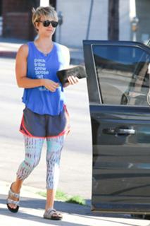 Kaley Cuoco feet photo thumbnail
