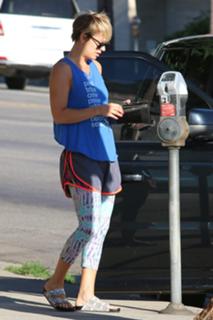 Kaley Cuoco feet photo thumbnail