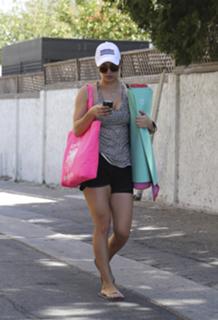 Kaley Cuoco feet photo thumbnail