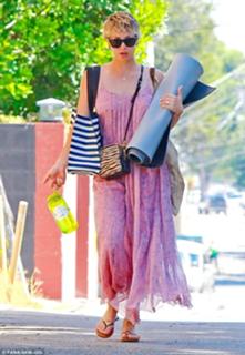 Kaley Cuoco feet photo thumbnail