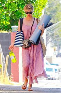 Kaley Cuoco feet photo thumbnail