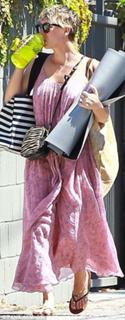 Kaley Cuoco feet photo thumbnail