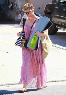 Kaley Cuoco feet photo thumbnail