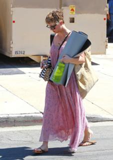 Kaley Cuoco feet photo thumbnail