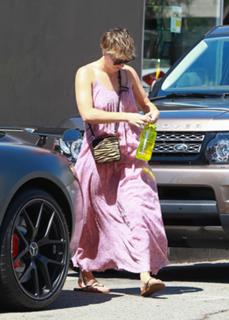 Kaley Cuoco feet photo thumbnail