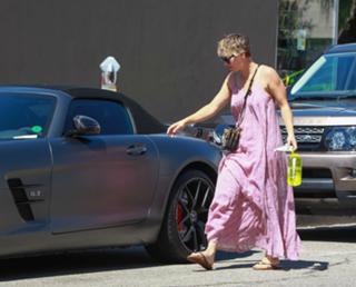Kaley Cuoco feet photo thumbnail