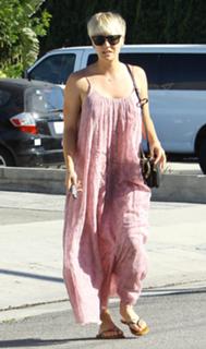 Kaley Cuoco feet photo thumbnail
