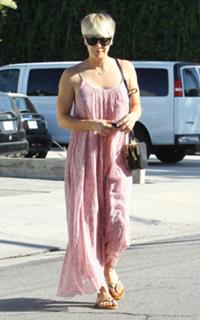 Kaley Cuoco feet photo thumbnail