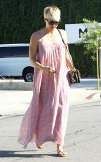 Kaley Cuoco feet photo thumbnail